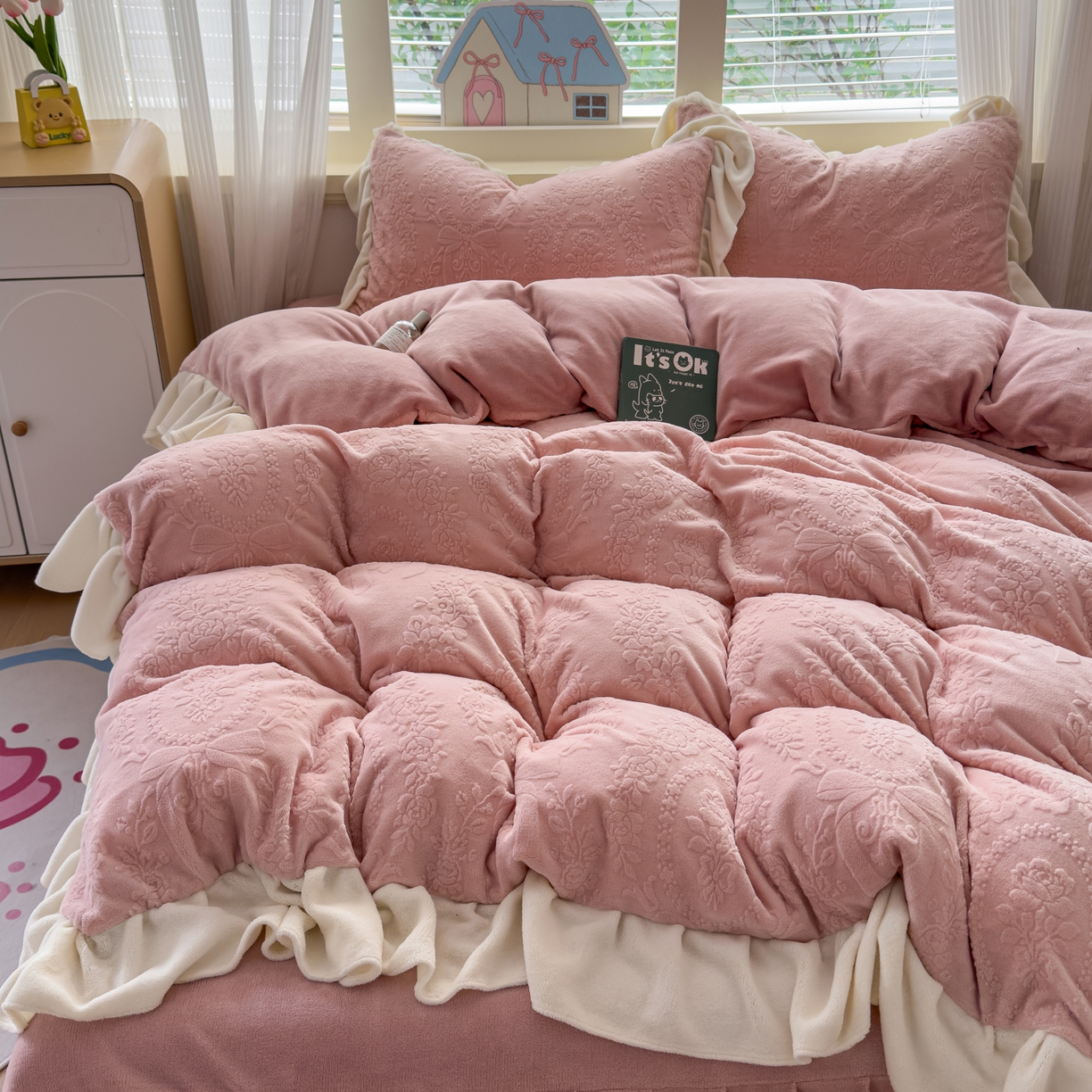 91家纺网 家纺一手货源 找家纺 KA家纺 2025新款冬雕花牛奶绒床裙款四件套-织梦系列 织梦粉