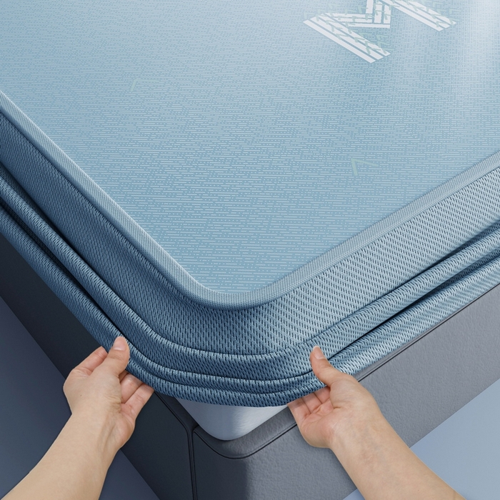 91家纺网 家纺一手货源 找家纺 小叮当家纺仓储工厂店 2025新款凉感三明治冰丝席凉席-芳华系列-床笠款-版本二 芳华床笠-字母M（蓝）