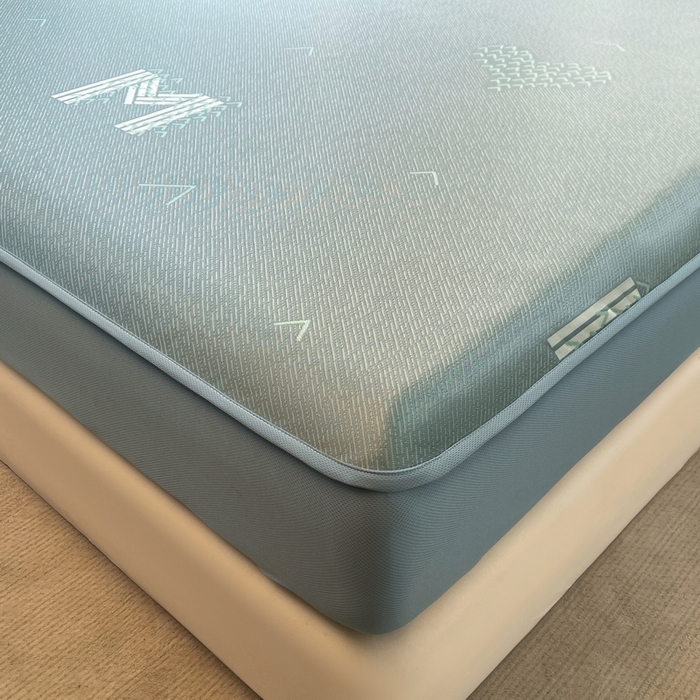 91家纺网 家纺一手货源 找家纺 小叮当家纺仓储工厂店 2025新款凉感三明治冰丝席凉席-芳华系列-床笠款-版本二 芳华床笠-字母M（蓝）