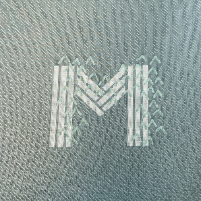 91家纺网 家纺一手货源 找家纺 小叮当家纺仓储工厂店 2025新款凉感三明治冰丝席凉席-芳华系列-床笠款-版本二 芳华床笠-字母M（蓝）