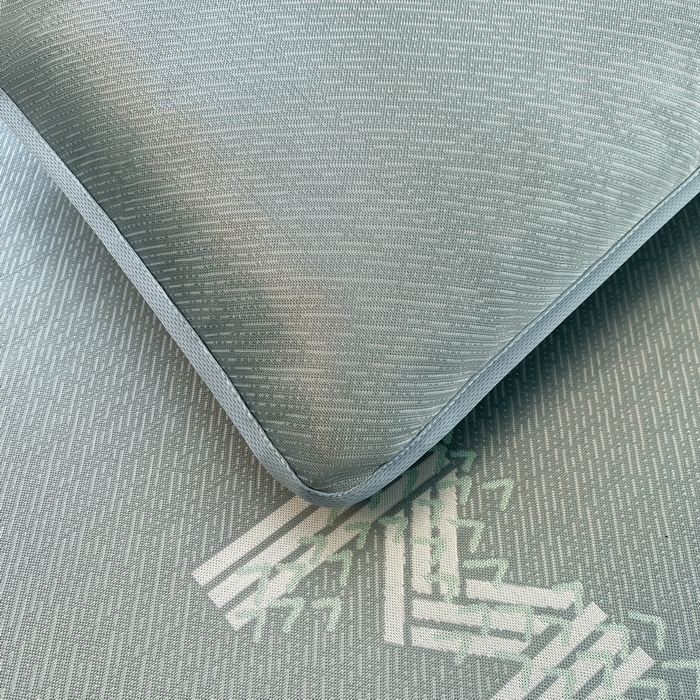 91家纺网 家纺一手货源 找家纺 小叮当家纺仓储工厂店 2025新款凉感三明治冰丝席凉席-芳华系列-床笠款-版本二 芳华床笠-字母M（蓝）