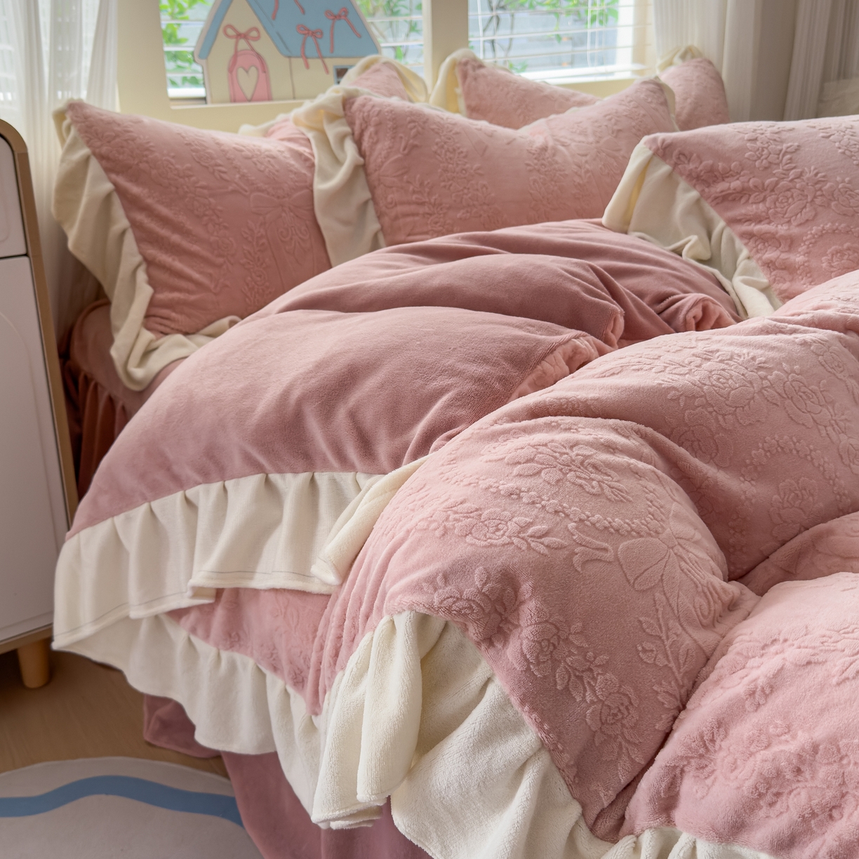 91家纺网 家纺一手货源 找家纺 KA家纺 2025新款冬雕花牛奶绒床裙款四件套-织梦系列 织梦粉