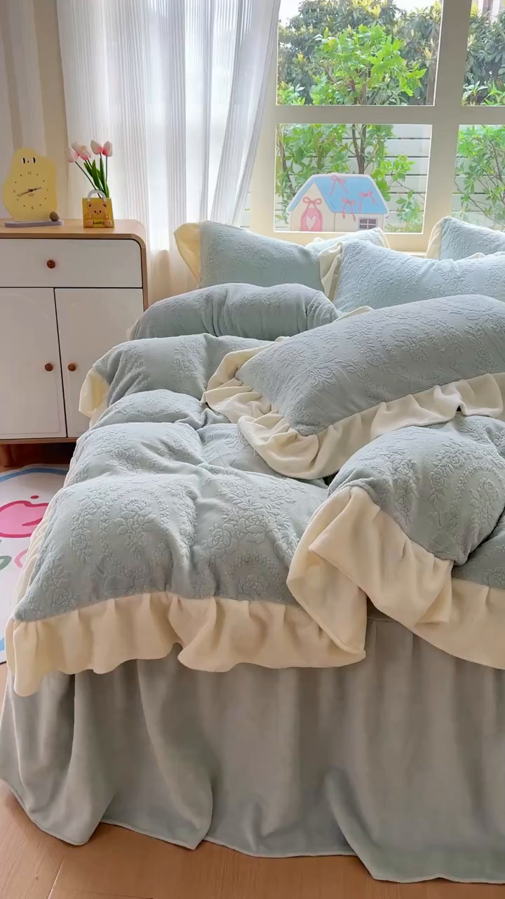 91家纺网 家纺一手货源 找家纺 KA家纺 2025新款冬雕花牛奶绒床裙款四件套-织梦系列 织梦蓝
