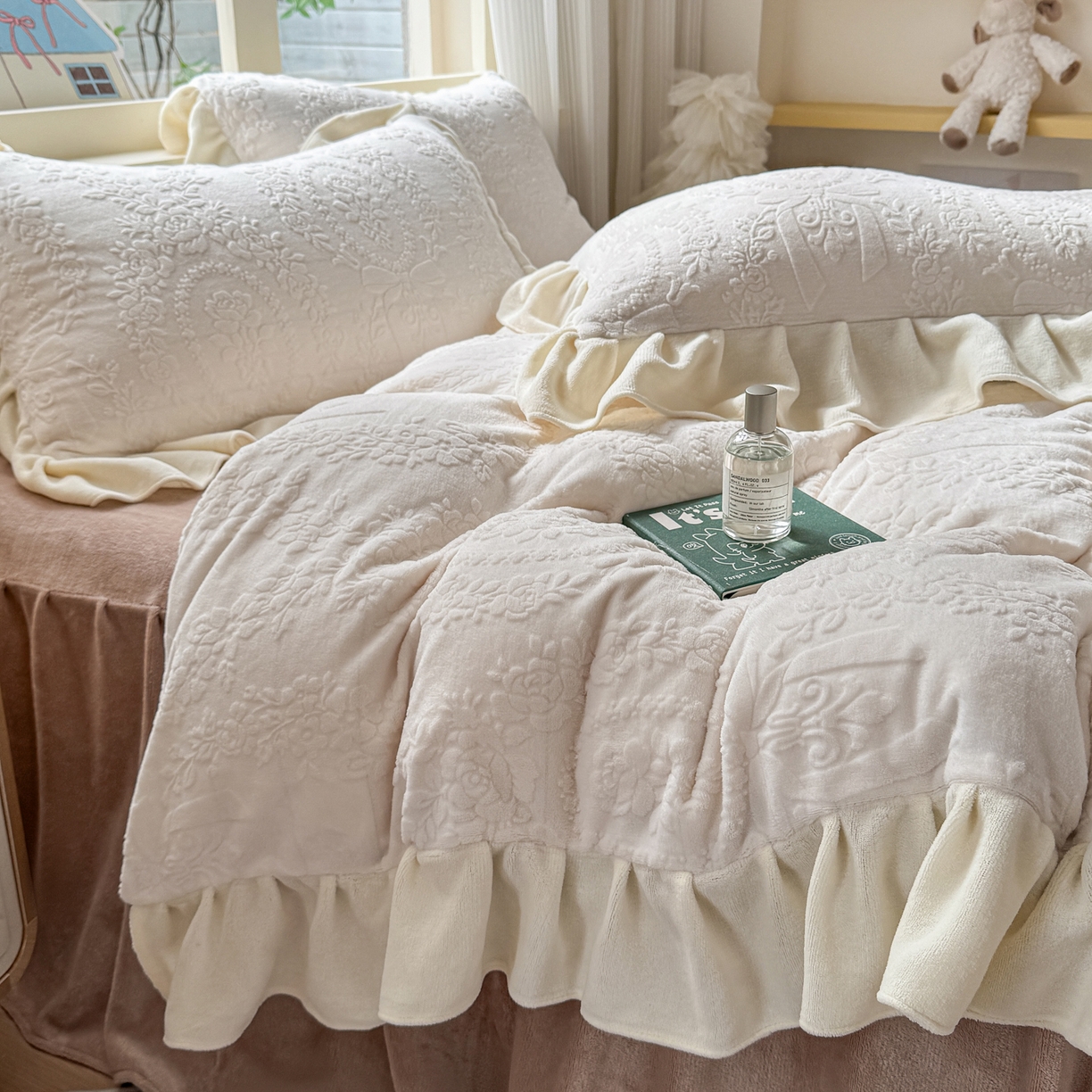 91家纺网 家纺一手货源 找家纺 KA家纺 2025新款冬雕花牛奶绒床裙款四件套-织梦系列 织梦奶白