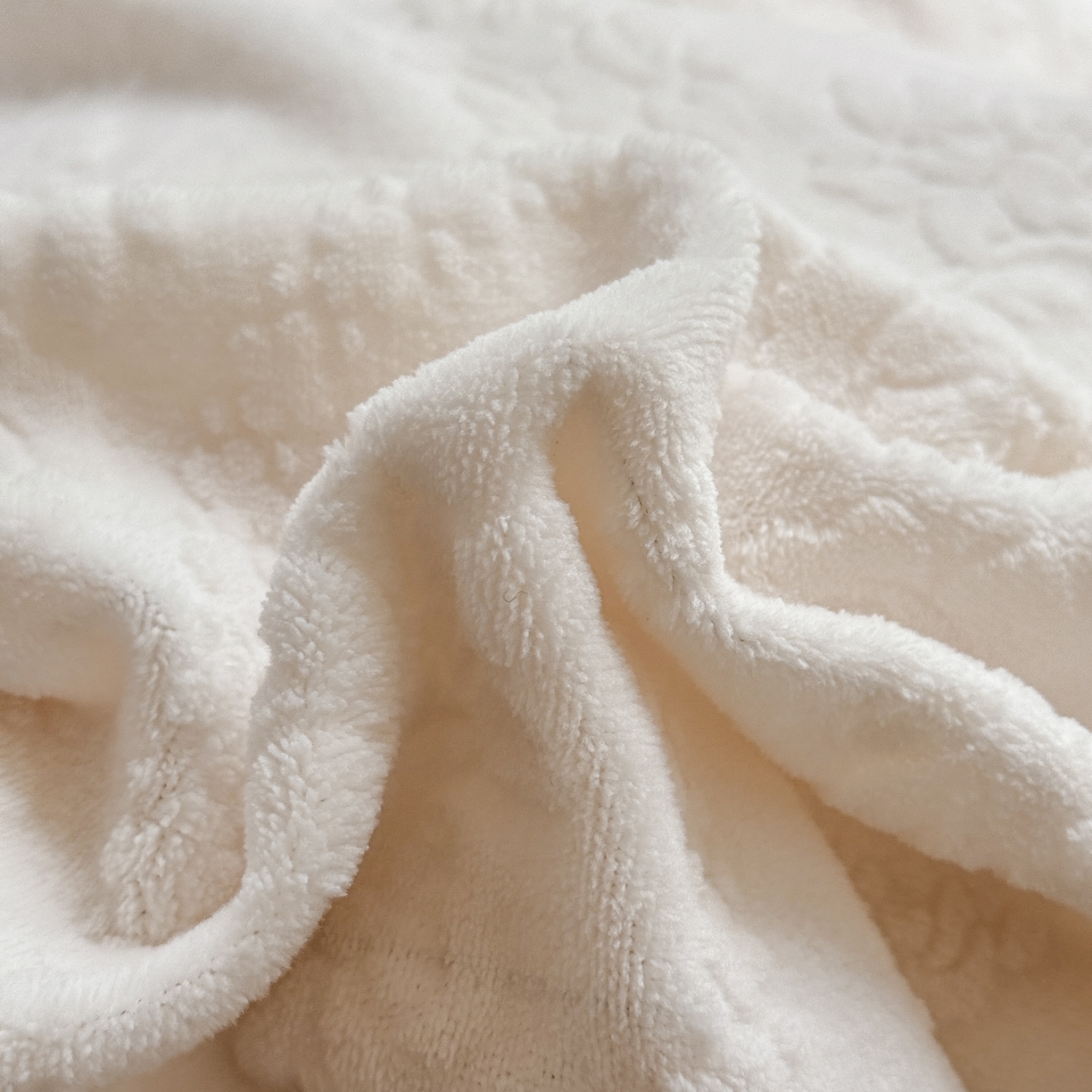 91家纺网 家纺一手货源 找家纺 （总）KA家纺 2025新款冬雕花牛奶绒床裙款四件套-织梦系列