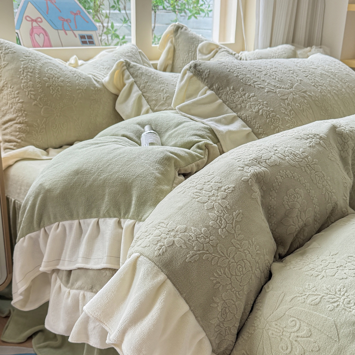 91家纺网 家纺一手货源 找家纺 KA家纺 2025新款冬雕花牛奶绒床裙款四件套-织梦系列 织梦绿