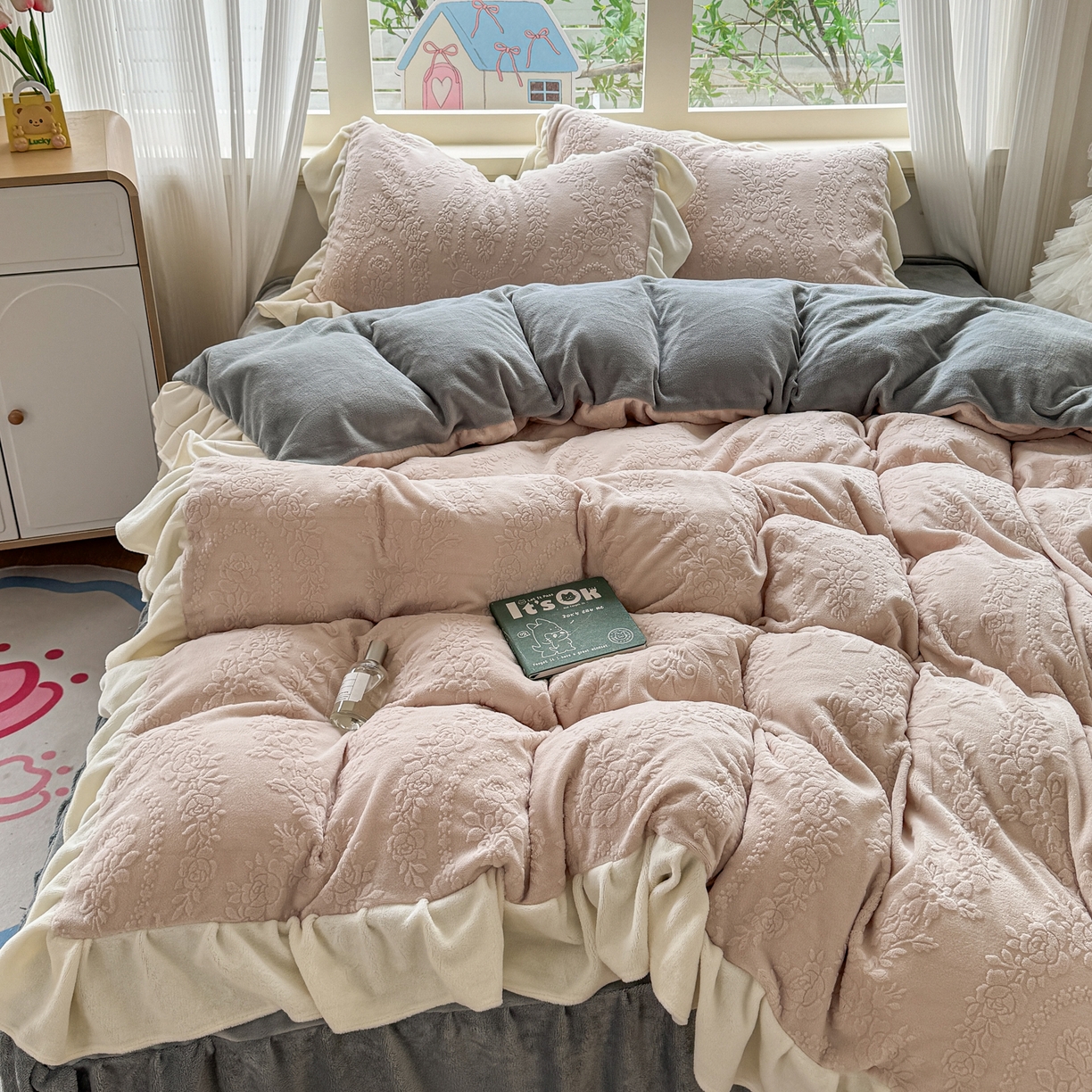 91家纺网 家纺一手货源 找家纺 KA家纺 2025新款冬雕花牛奶绒床裙款四件套-织梦系列 织梦卡其