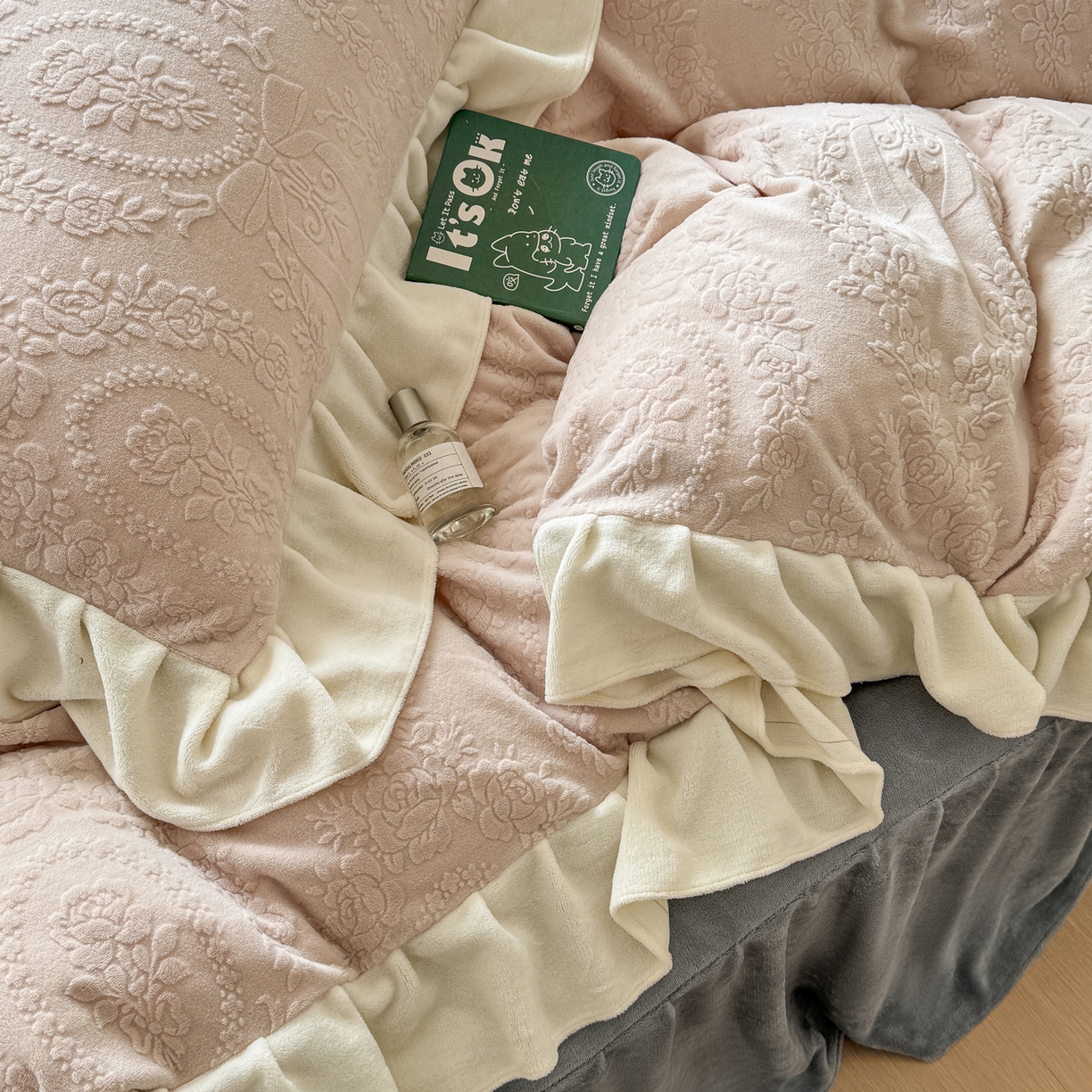 91家纺网 家纺一手货源 找家纺 KA家纺 2025新款冬雕花牛奶绒床裙款四件套-织梦系列 织梦卡其