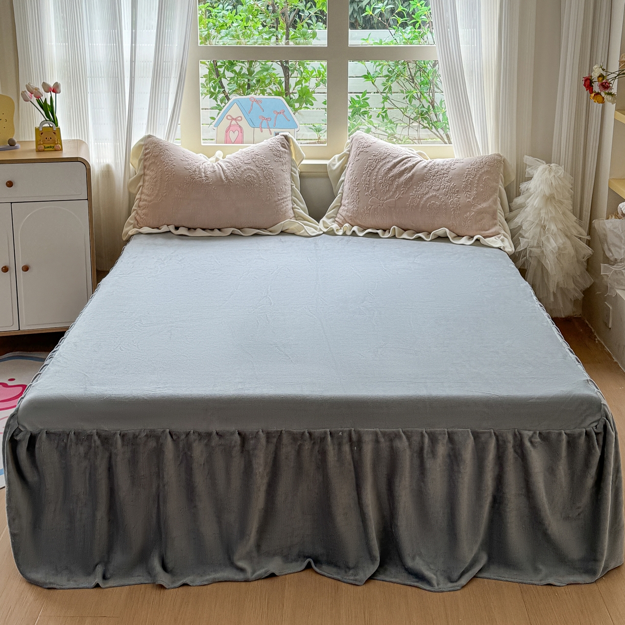 91家纺网 家纺一手货源 找家纺 KA家纺 2025新款冬雕花牛奶绒床裙款四件套-织梦系列 织梦卡其