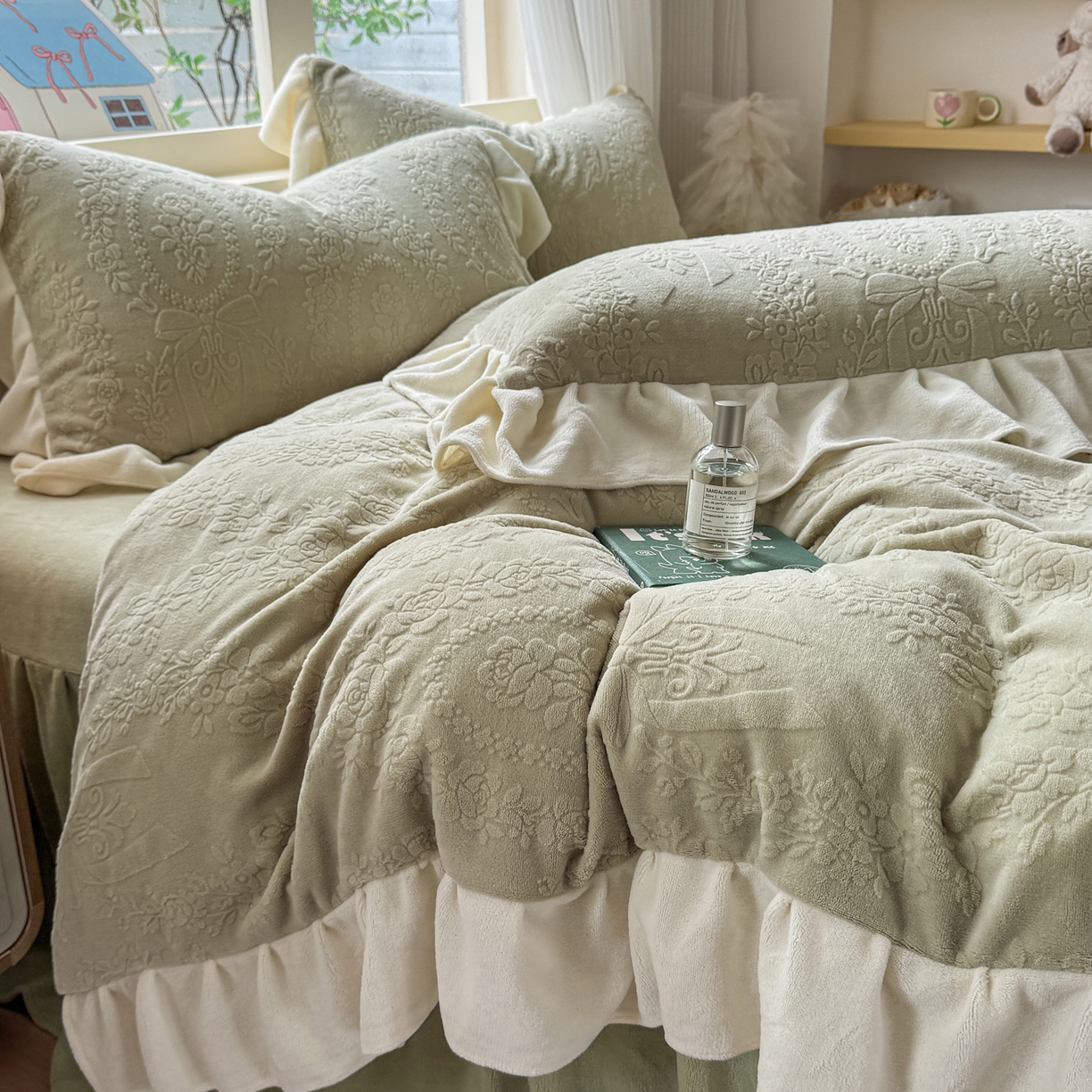 91家纺网 家纺一手货源 找家纺 KA家纺 2025新款冬雕花牛奶绒床裙款四件套-织梦系列 织梦绿