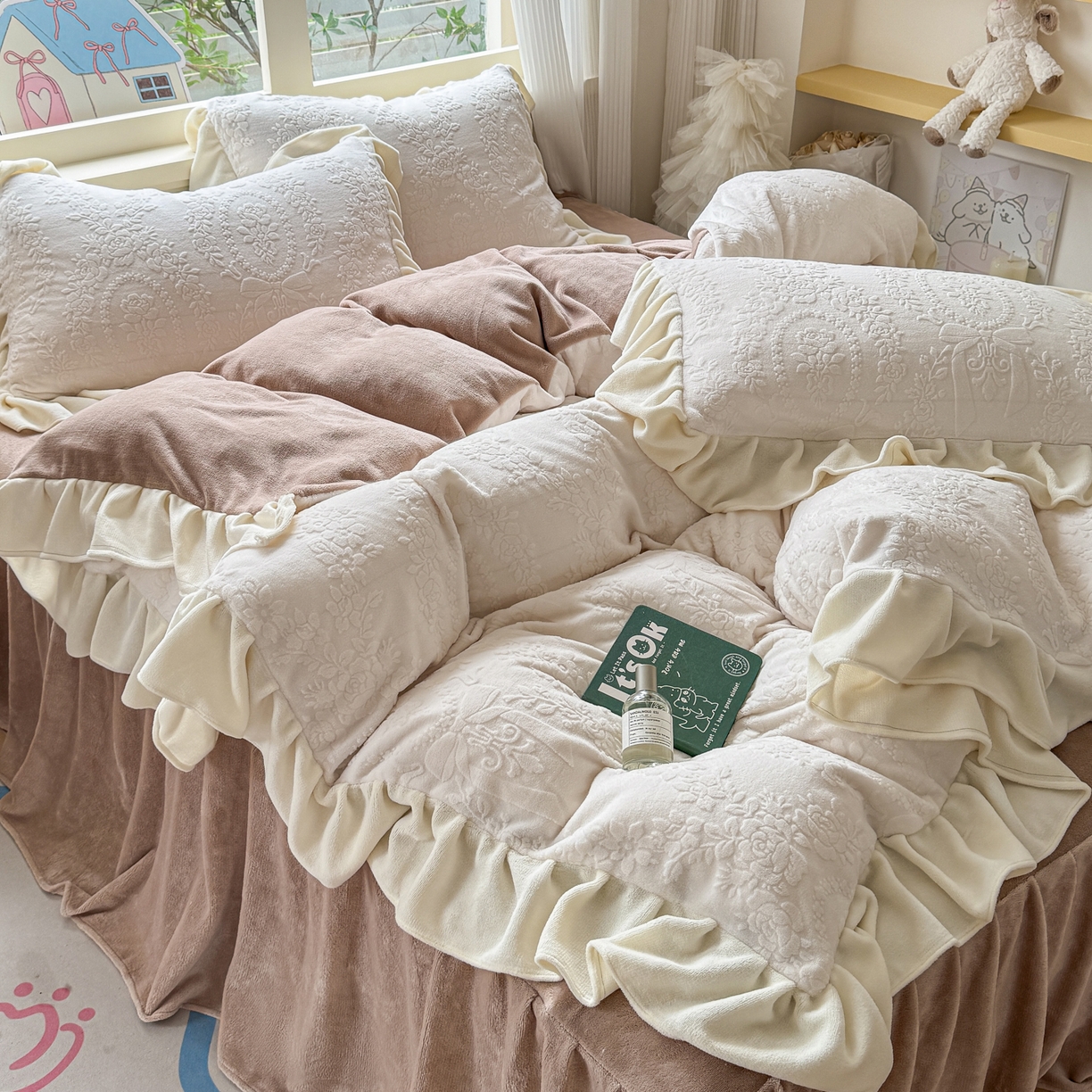 91家纺网 家纺一手货源 找家纺 KA家纺 2025新款冬雕花牛奶绒床裙款四件套-织梦系列 织梦奶白