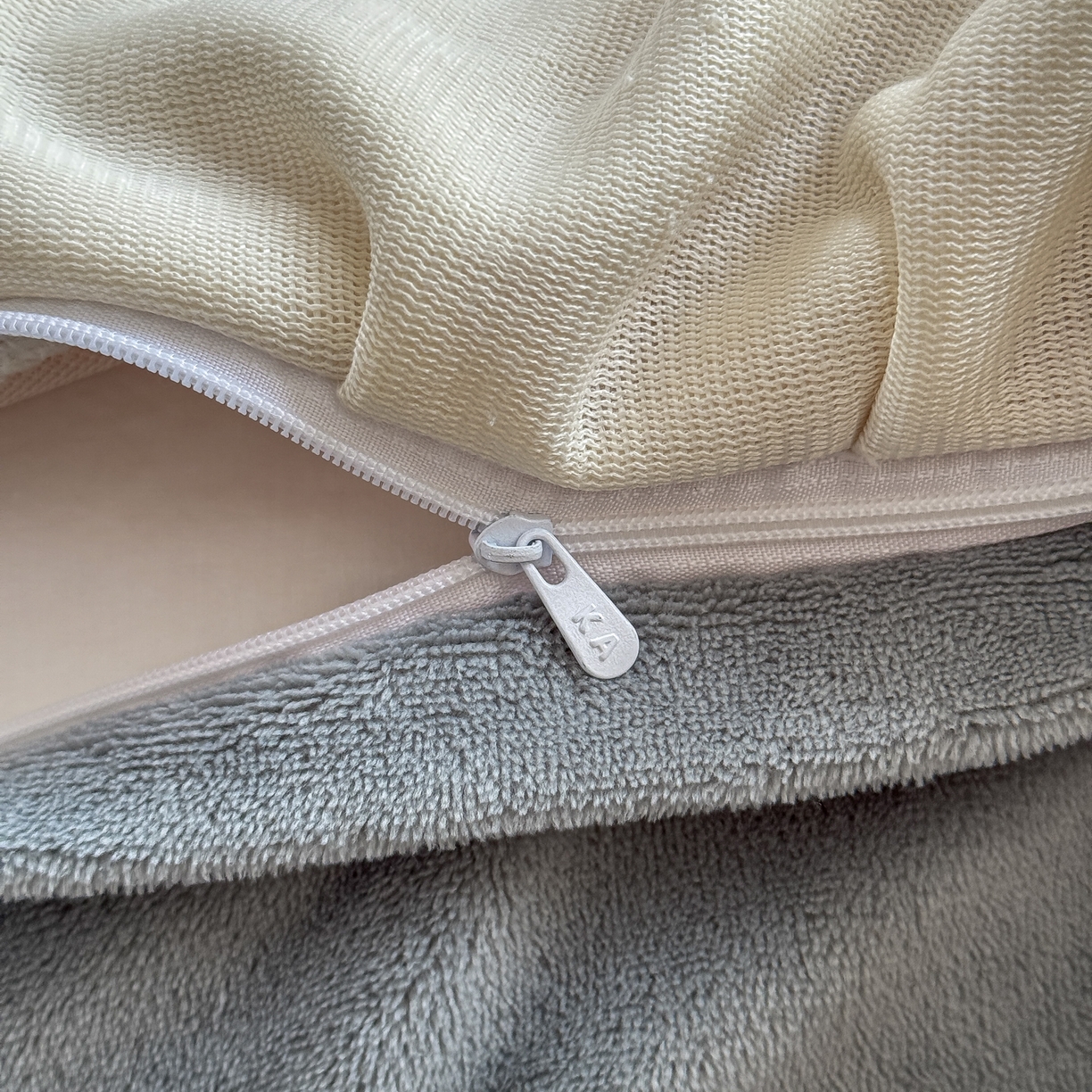 91家纺网 家纺一手货源 找家纺 KA家纺 2025新款冬雕花牛奶绒床裙款四件套-织梦系列 织梦卡其