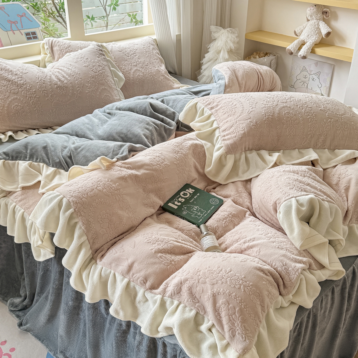 91家纺网 家纺一手货源 找家纺 KA家纺 2025新款冬雕花牛奶绒床裙款四件套-织梦系列 织梦卡其