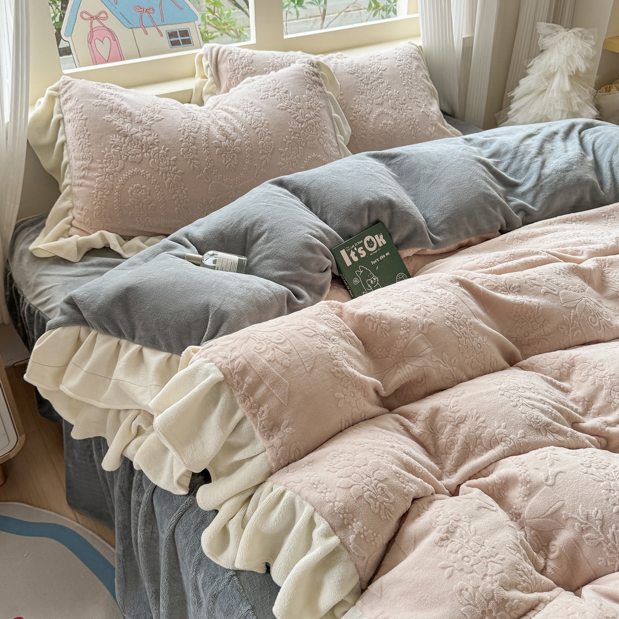 91家纺网 家纺一手货源 找家纺 KA家纺 2025新款冬雕花牛奶绒床裙款四件套-织梦系列 织梦卡其