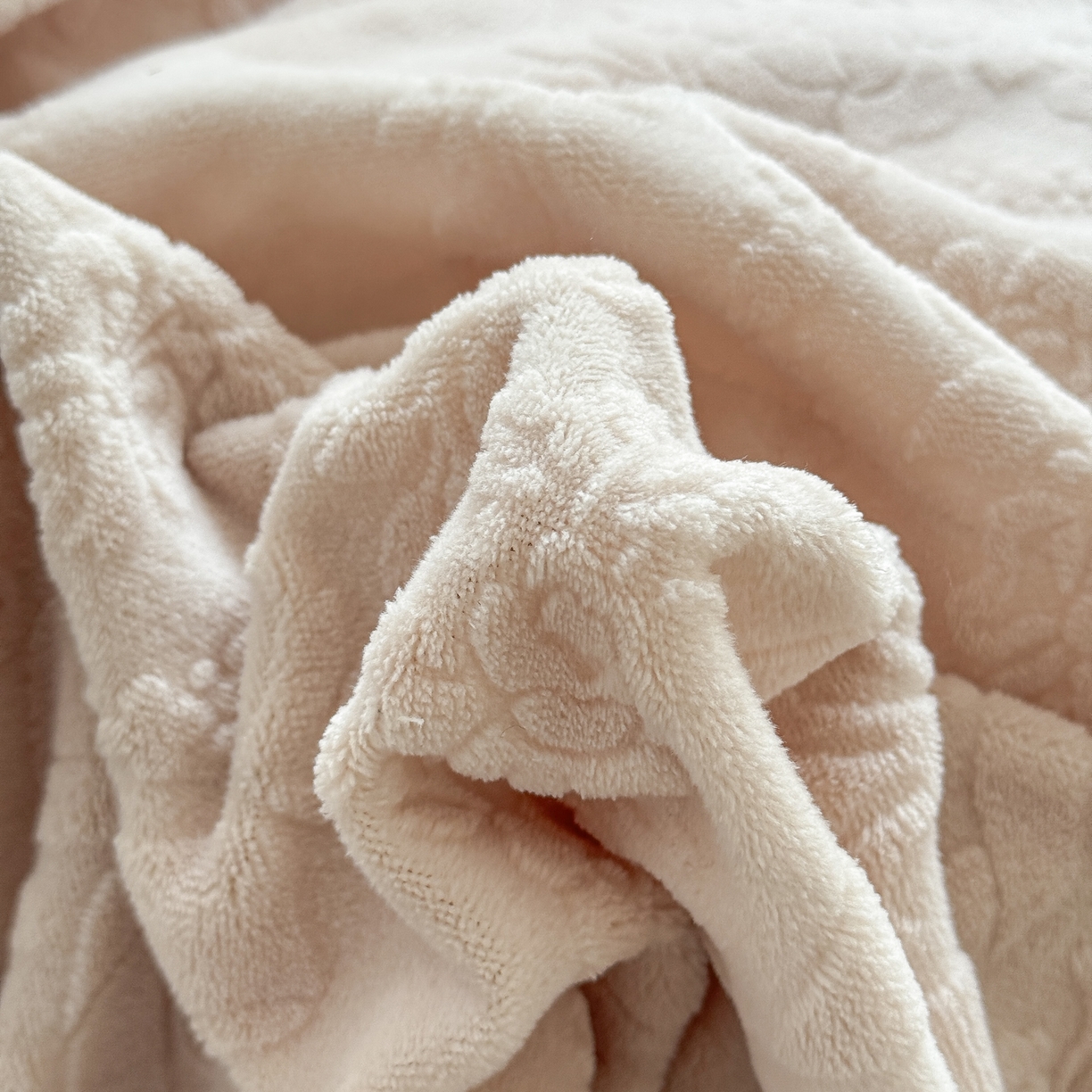 91家纺网 家纺一手货源 找家纺 KA家纺 2025新款冬雕花牛奶绒床裙款四件套-织梦系列 织梦卡其