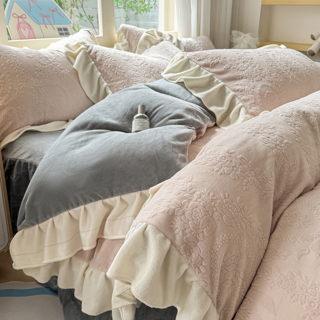 91家纺网 家纺一手货源 找家纺 KA家纺 2025新款冬雕花牛奶绒床裙款四件套-织梦系列 织梦卡其