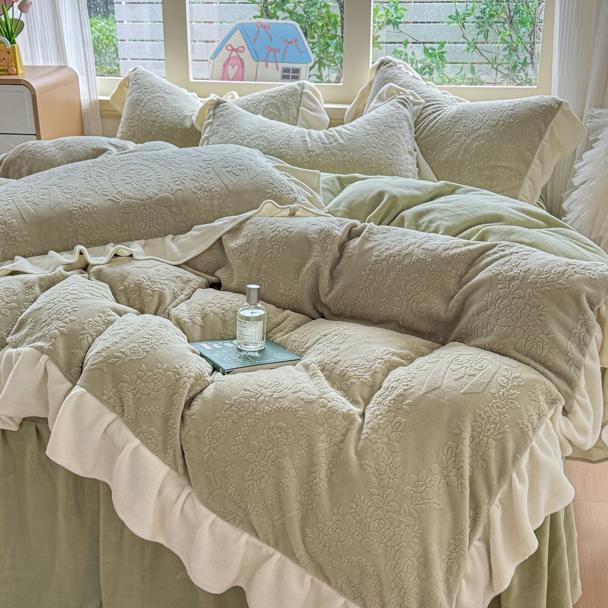 91家纺网 家纺一手货源 找家纺 KA家纺 2025新款冬雕花牛奶绒床裙款四件套-织梦系列 织梦绿