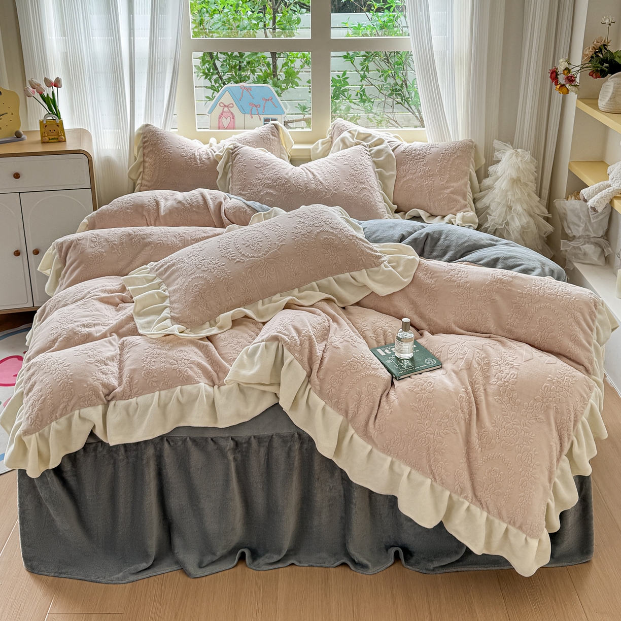 91家纺网 家纺一手货源 找家纺 KA家纺 2025新款冬雕花牛奶绒床裙款四件套-织梦系列 织梦卡其