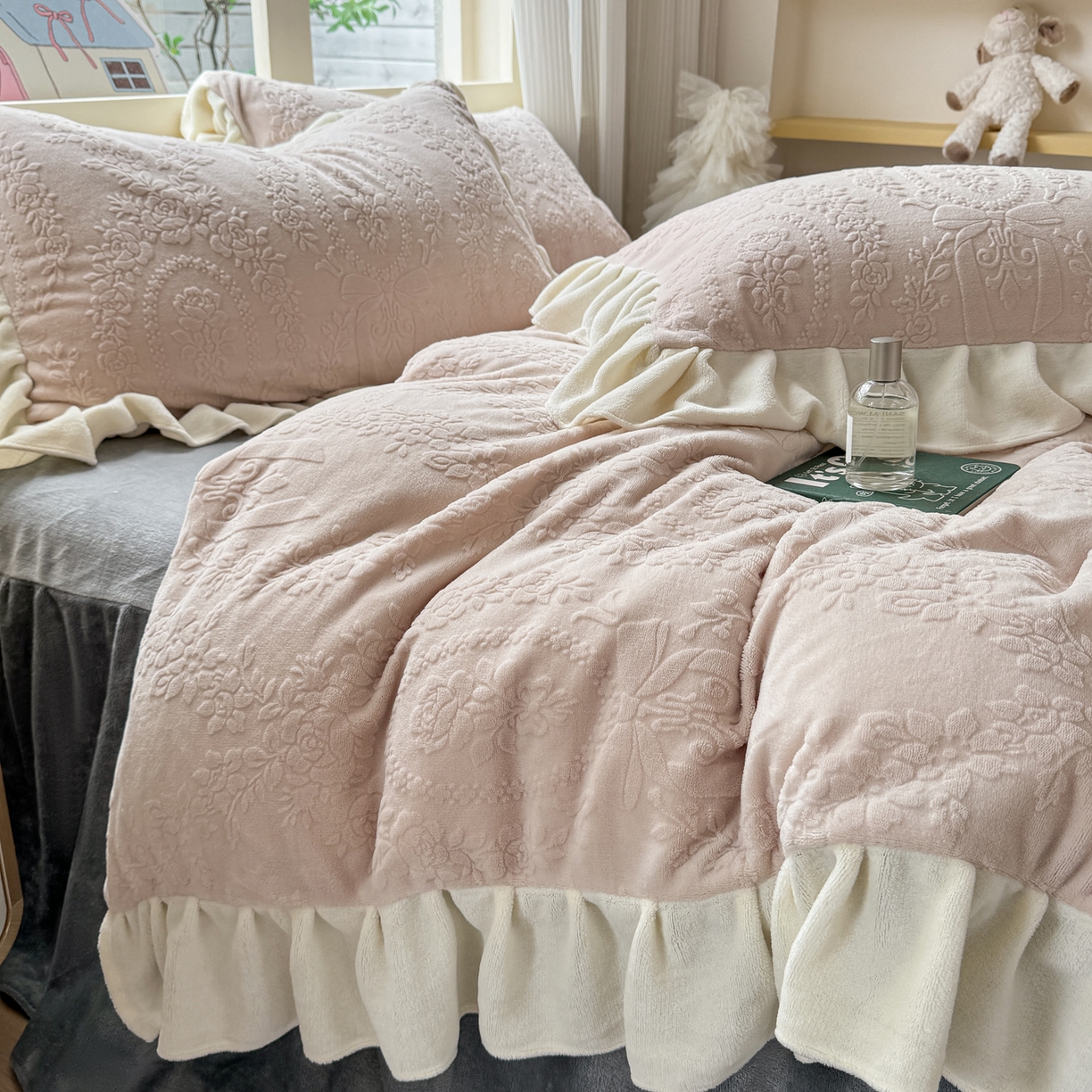 91家纺网 家纺一手货源 找家纺 KA家纺 2025新款冬雕花牛奶绒床裙款四件套-织梦系列 织梦卡其