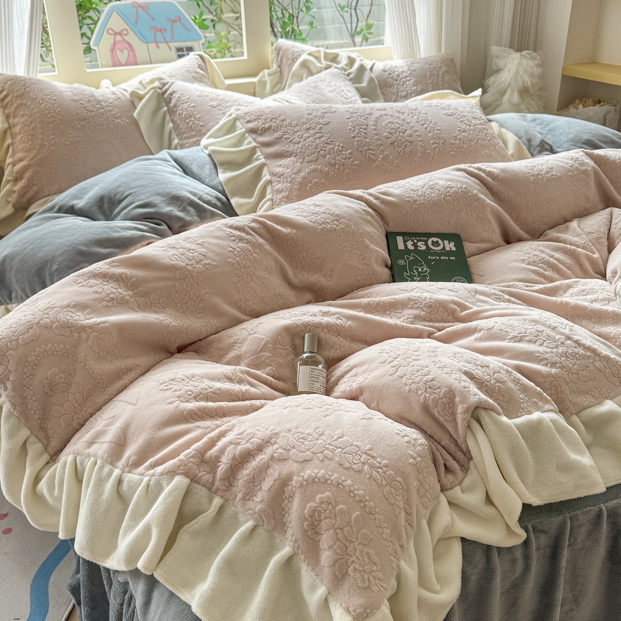 91家纺网 家纺一手货源 找家纺 KA家纺 2025新款冬雕花牛奶绒床裙款四件套-织梦系列 织梦卡其