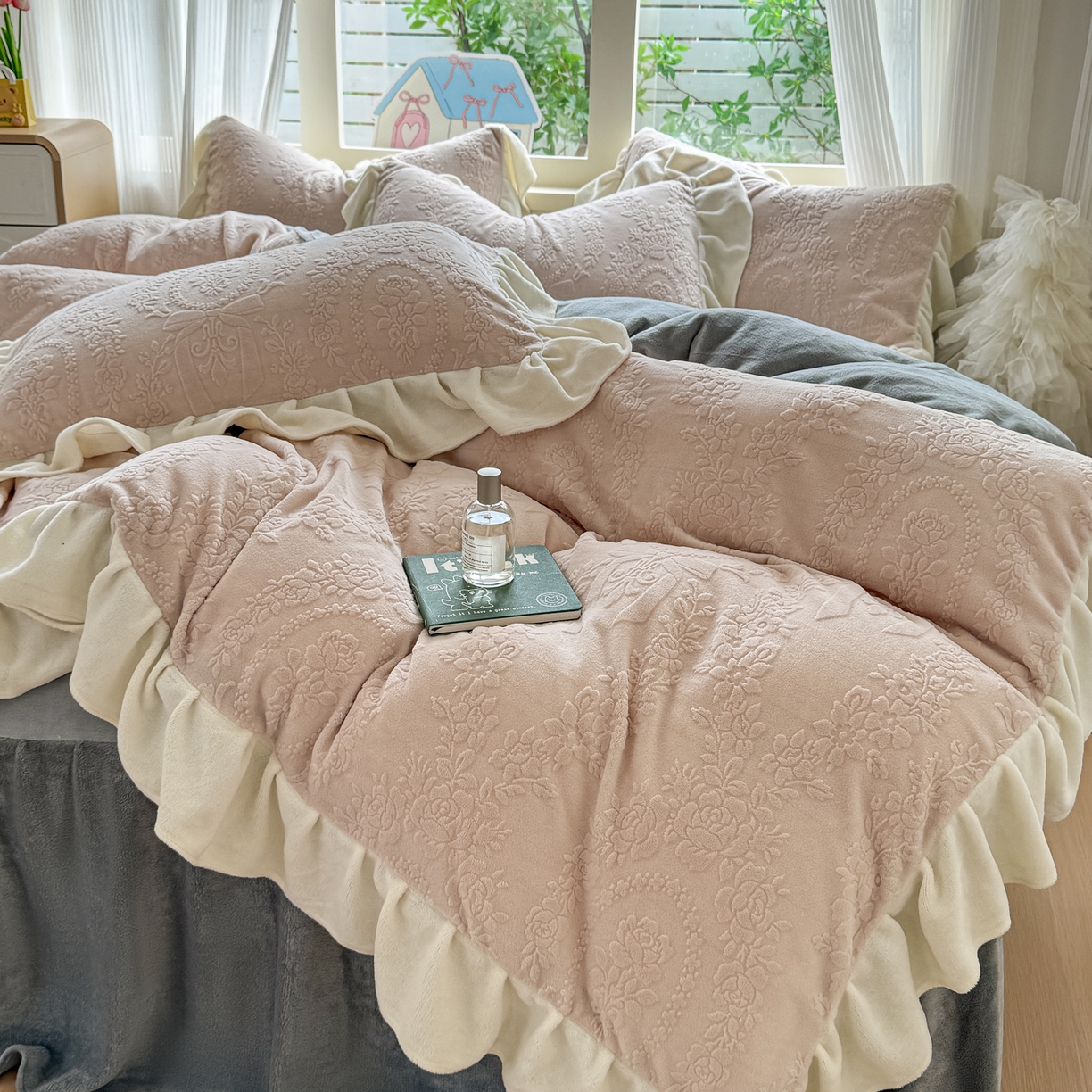 91家纺网 家纺一手货源 找家纺 KA家纺 2025新款冬雕花牛奶绒床裙款四件套-织梦系列 织梦卡其