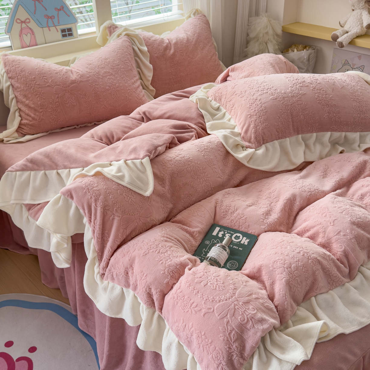 91家纺网 家纺一手货源 找家纺 KA家纺 2025新款冬雕花牛奶绒床裙款四件套-织梦系列 织梦粉