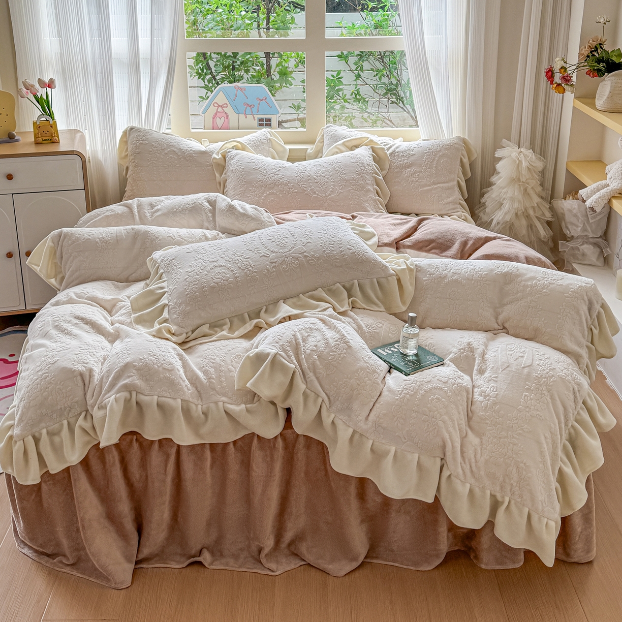 91家纺网 家纺一手货源 找家纺 KA家纺 2025新款冬雕花牛奶绒床裙款四件套-织梦系列 织梦奶白