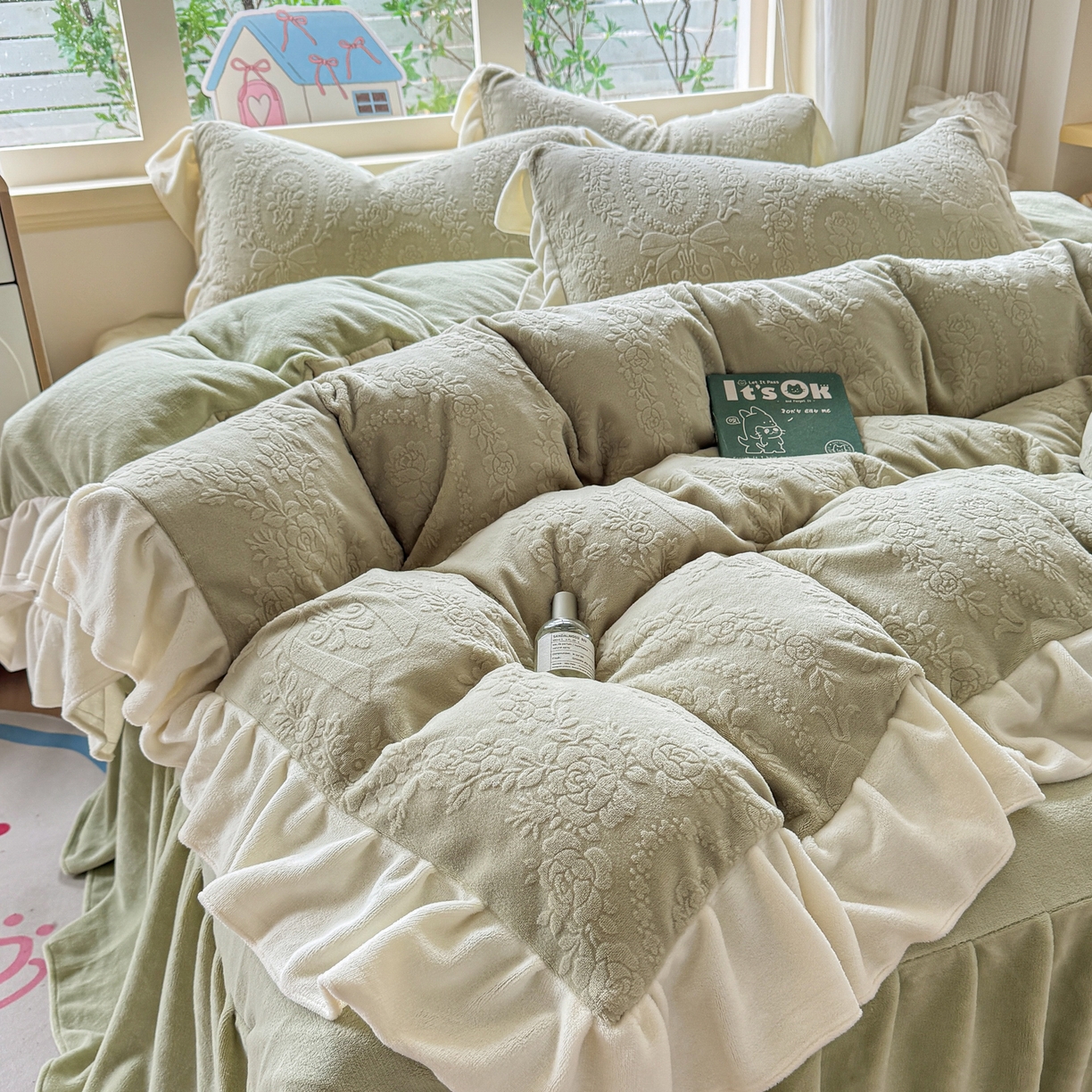 91家纺网 家纺一手货源 找家纺 KA家纺 2025新款冬雕花牛奶绒床裙款四件套-织梦系列 织梦绿