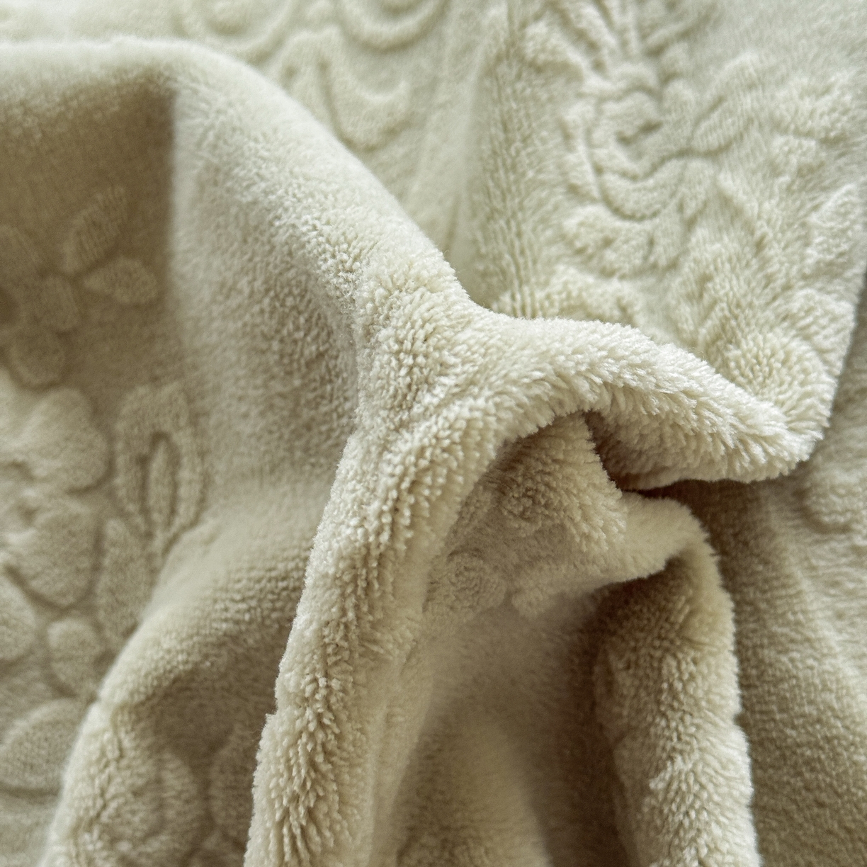 91家纺网 家纺一手货源 找家纺 KA家纺 2025新款冬雕花牛奶绒床裙款四件套-织梦系列 织梦绿