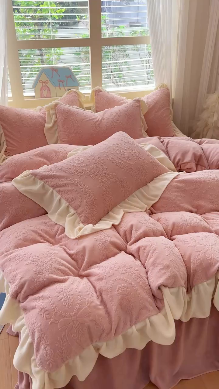 91家纺网 家纺一手货源 找家纺 KA家纺 2025新款冬雕花牛奶绒床裙款四件套-织梦系列 织梦粉