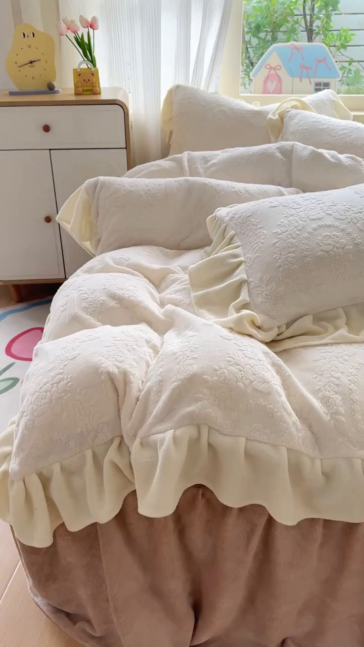 91家纺网 家纺一手货源 找家纺 KA家纺 2025新款冬雕花牛奶绒床裙款四件套-织梦系列 织梦奶白