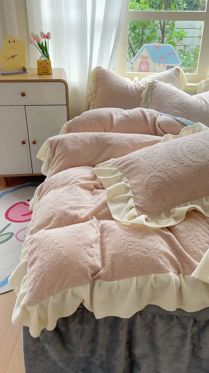 91家纺网 家纺一手货源 找家纺 KA家纺 2025新款冬雕花牛奶绒床裙款四件套-织梦系列 织梦卡其