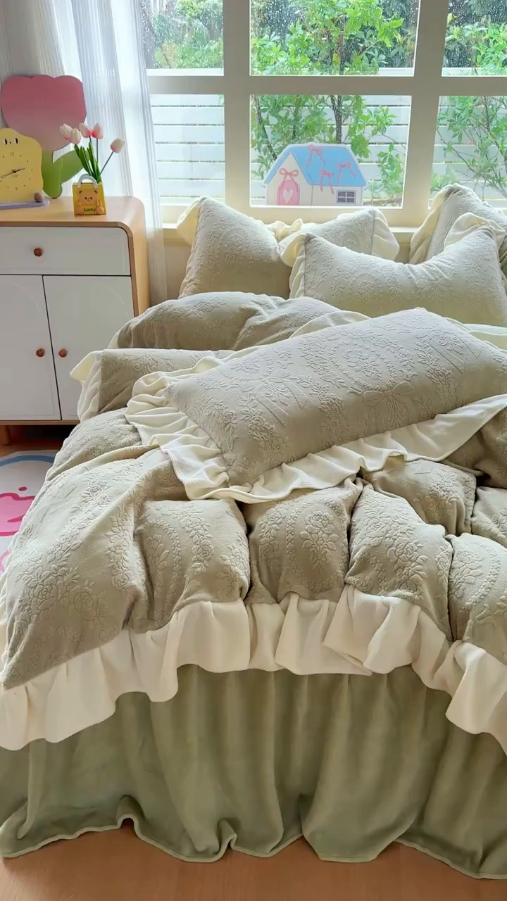 91家纺网 家纺一手货源 找家纺 KA家纺 2025新款冬雕花牛奶绒床裙款四件套-织梦系列 织梦绿