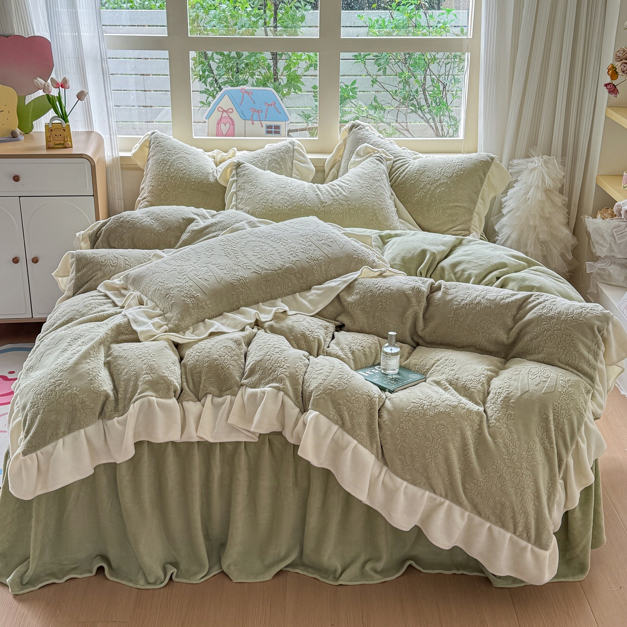 91家纺网 家纺一手货源 找家纺 KA家纺 2025新款冬雕花牛奶绒床裙款四件套-织梦系列 织梦绿