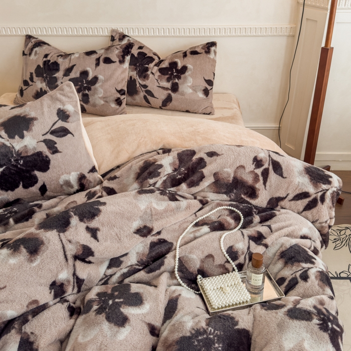 91家纺网 家纺一手货源 找家纺 橘子家 2025新款轻奢兔绒高克重四件套 彼岸花开