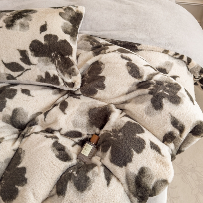 91家纺网 家纺一手货源 找家纺 橘子家 2025新款轻奢兔绒高克重四件套 彼岸花开-灰