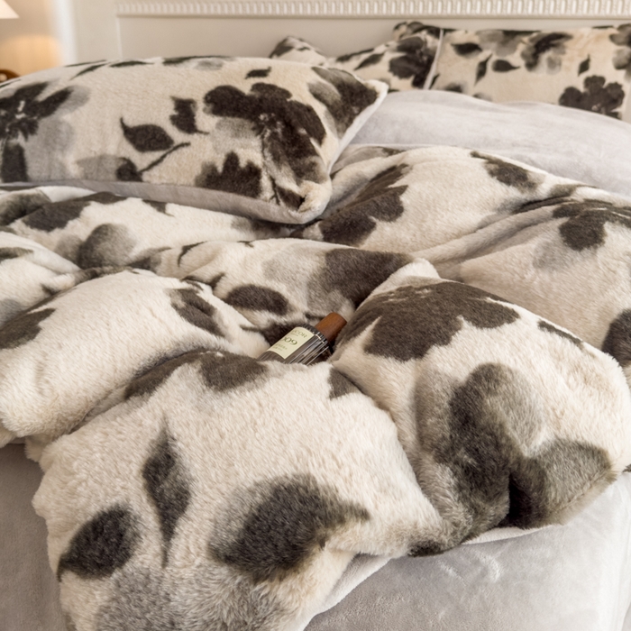 91家纺网 家纺一手货源 找家纺 橘子家 2025新款轻奢兔绒高克重四件套 彼岸花开-灰