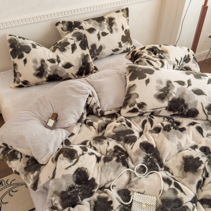 91家纺网 家纺一手货源 找家纺 橘子家 2025新款轻奢兔绒高克重四件套 彼岸花开-灰