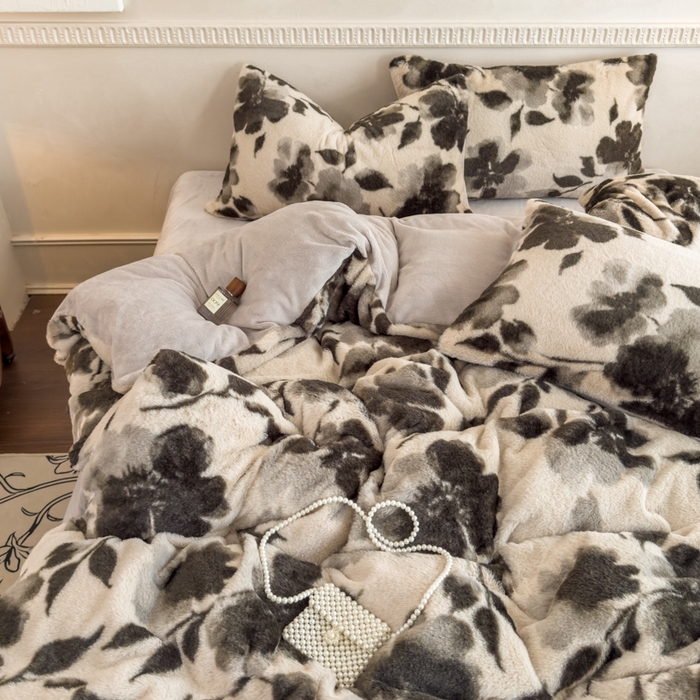 91家纺网 家纺一手货源 找家纺 橘子家 2025新款轻奢兔绒高克重四件套 彼岸花开-灰