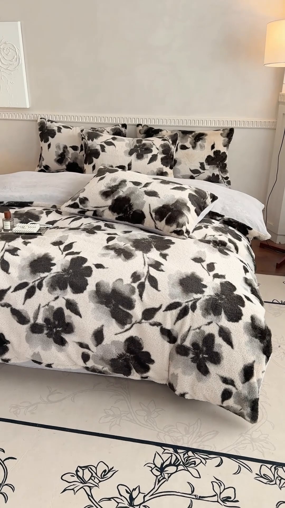 91家纺网 家纺一手货源 找家纺 橘子家 2025新款轻奢兔绒高克重四件套 彼岸花开-灰