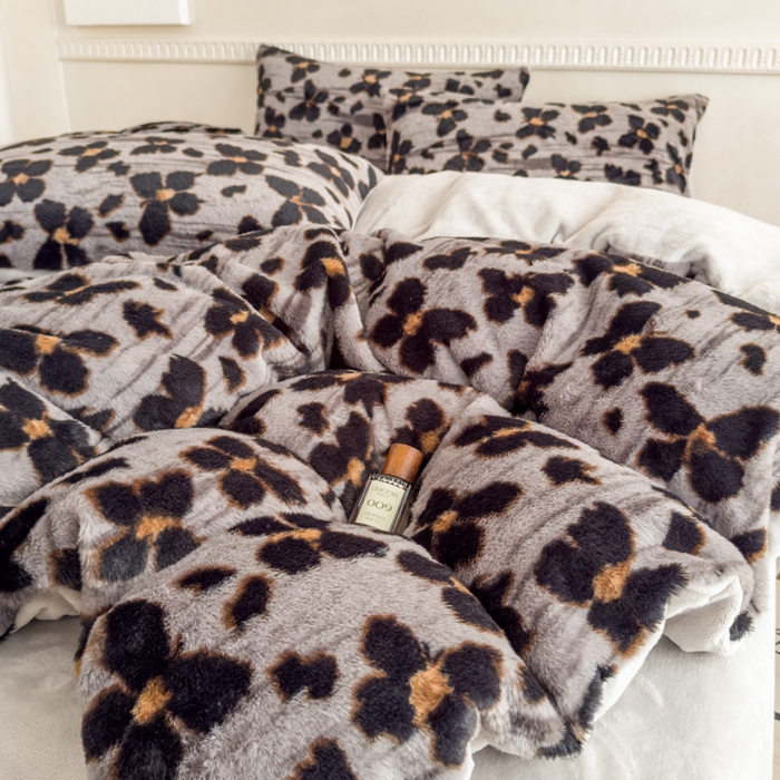 91家纺网 家纺一手货源 找家纺 橘子家 2025新款轻奢兔绒高克重四件套 蔓蝶-灰