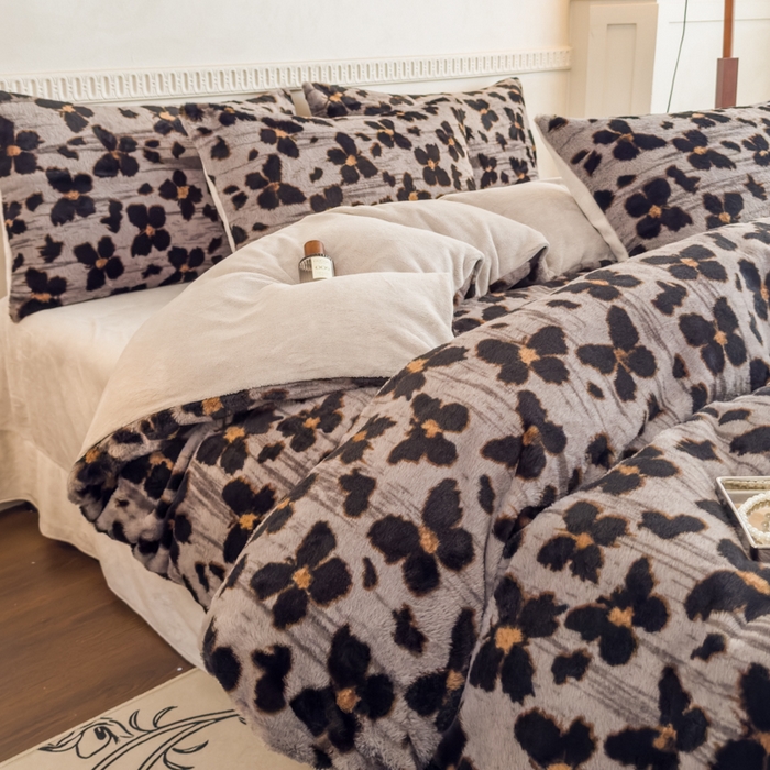 91家纺网 家纺一手货源 找家纺 橘子家 2025新款轻奢兔绒高克重四件套 蔓蝶-灰