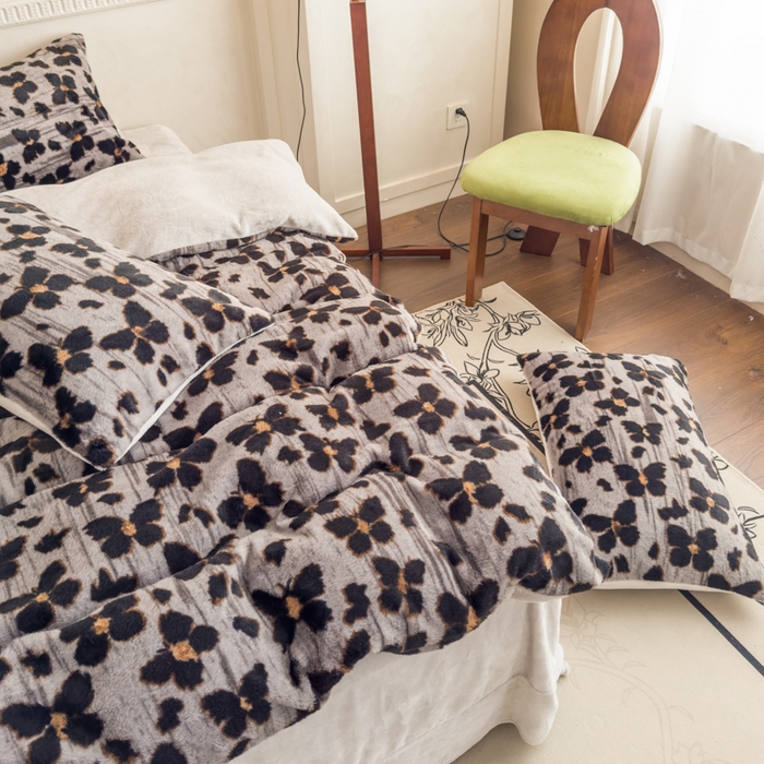 91家纺网 家纺一手货源 找家纺 橘子家 2025新款轻奢兔绒高克重四件套 蔓蝶-灰