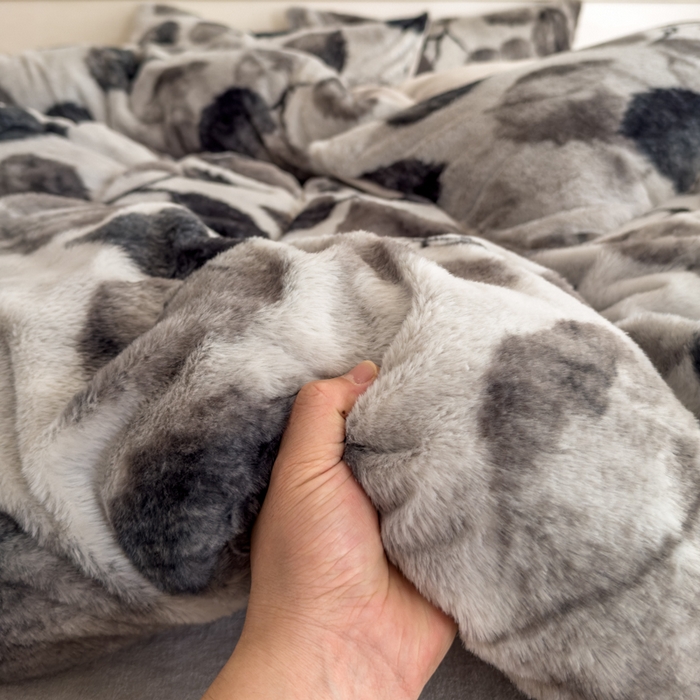 91家纺网 家纺一手货源 找家纺 橘子家 2025新款轻奢兔绒高克重四件套 森与-灰