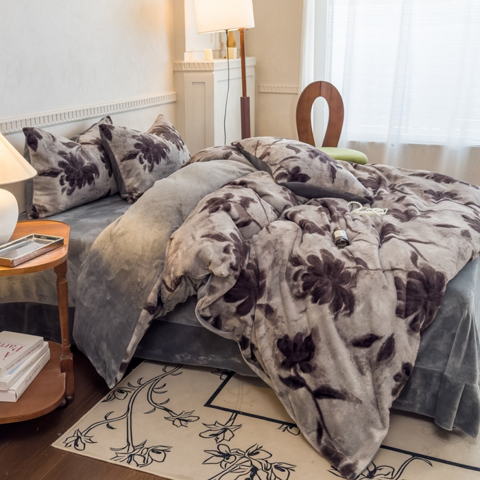 91家纺网 家纺一手货源 找家纺 橘子家 2025新款轻奢兔绒高克重四件套 燕尾花-灰