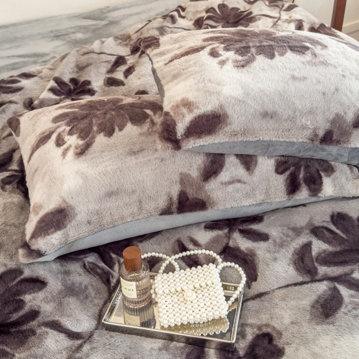 91家纺网 家纺一手货源 找家纺 橘子家 2025新款轻奢兔绒高克重四件套 燕尾花-灰