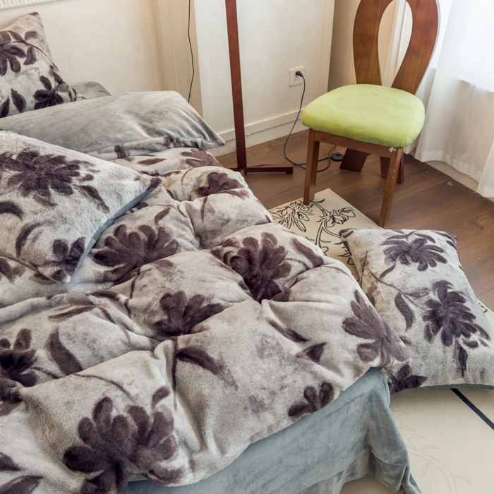 91家纺网 家纺一手货源 找家纺 橘子家 2025新款轻奢兔绒高克重四件套 燕尾花-灰