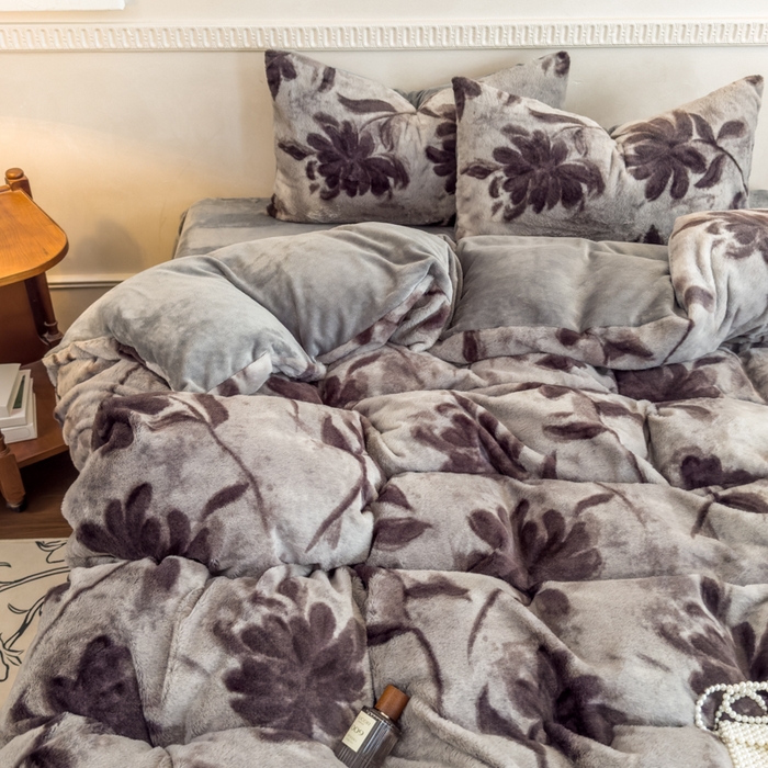 91家纺网 家纺一手货源 找家纺 橘子家 2025新款轻奢兔绒高克重四件套 燕尾花-灰