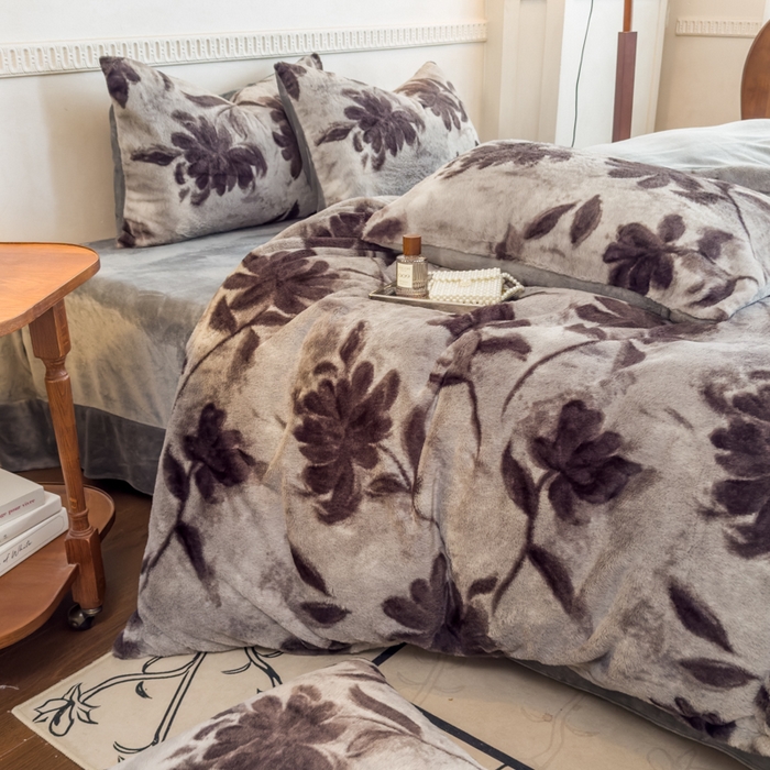 91家纺网 家纺一手货源 找家纺 橘子家 2025新款轻奢兔绒高克重四件套 燕尾花-灰