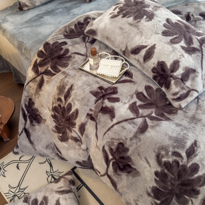 91家纺网 家纺一手货源 找家纺 橘子家 2025新款轻奢兔绒高克重四件套 燕尾花-灰